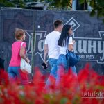 Тату с перьями на левой руке парня – Уличная татуировка 14.09.2020 – tatufoto.com 2