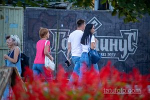 Фото пары, где у мужчины и женщины есть татуировки на руках. Мужчина с татуировкой на плече, женщина с татуировкой на руке. Идеи для тату.