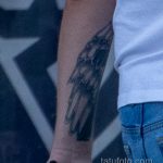 Тату с перьями на левой руке парня – Уличная татуировка 14.09.2020 – tatufoto.com 3