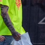 Тату с песочными часами на шее и страшная морда на руке мужчины --Уличная тату-street tattoo-21.09.2020-tatufoto.com 4