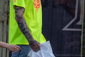 Фото тату: Крупный план татуировки на руке мужчины, изображающей глаз и сложные узоры. Детализированный рисунок татуировки.