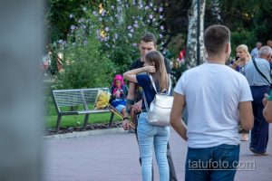 Фото татуировки на плече мужчины. Рисунок с цветочными элементами и геометрическими узорами. Идеи для тату, мастер тату.