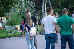 Фото тату на руке мужчины: темный рисунок, племенной стиль, рукав. Идеи для тату и вдохновение от tatufoto.com.