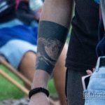 Фото тату на руке: крупный план, темный рисунок, племенной стиль, сложные узоры. Идеи для тату от tatufoto.com.