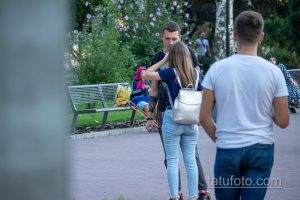 Фото тату на руке мужчины: темный рисунок, племенной стиль, рукав. Идеи для тату и вдохновение от tatufoto.com.