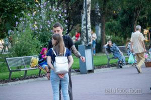 Фото тату на руке мужчины: темный рисунок, племенной стиль, рукав. Идеи для тату и вдохновение от tatufoto.com.