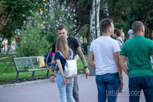 Фото тату на руке мужчины: темный рисунок, племенной стиль, рукав. Идеи для тату и вдохновение от tatufoto.com.