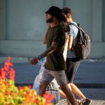 Фото тату на предплечье мужчины: темный рисунок, детализированные линии, часы на запястье. Идеи для тату и вдохновение от tatufoto.com.