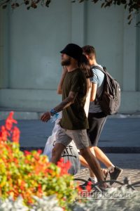 Фото тату на предплечье мужчины: темный рисунок, детализированные линии, часы на запястье. Идеи для тату и вдохновение от tatufoto.com.