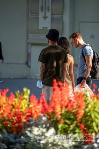 Фотография мужской руки с татуировкой в черно-серых тонах. Изображены растительные элементы и абстрактные узоры.