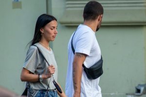 Фотография девушки и мужчины, идущих рядом. У мужчины видна татуировка на руке, а у девушки - на запястье.