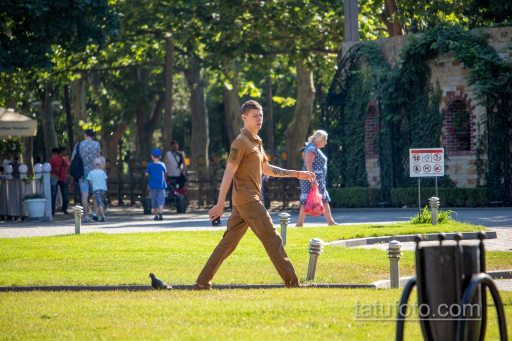 Тату с розой на руке и шее охранника в парке – Уличная татуировка 14.09.2020 – tatufoto.com 1