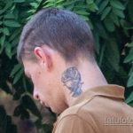 Тату с розой на руке и шее охранника в парке – Уличная татуировка 14.09.2020 – tatufoto.com 10
