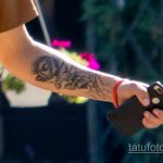 Тату с розой на руке и шее охранника в парке – Уличная татуировка 14.09.2020 – tatufoto.com 4