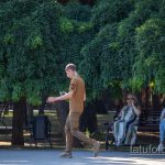 Тату с розой на руке и шее охранника в парке – Уличная татуировка 14.09.2020 – tatufoto.com 7