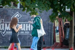 Фотография уличной татуировки на руке мужчины, демонстрирующая детализированный рисунок в стиле олдскул. Идеально для поиска идей тату и вдохновения.