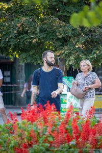 Фото тату: мужчина с татуировкой совы на руке, одетый в повседневную одежду. Идеи для тату, уличная татуировка, мастер тату.