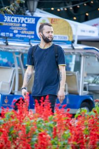 Фото тату: мужчина с татуировкой совы на руке, одетый в повседневную одежду. Идеи для тату, уличная татуировка, мастер тату.