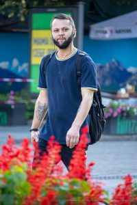 Фото тату: мужчина с татуировкой совы на руке, одетый в повседневную одежду. Идеи для тату, уличная татуировка, мастер тату.