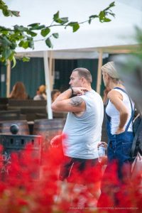 Фото тату: черный ворон на предплечье мужчины, выполненный в графическом стиле с элементами брызг краски. Идеи для тату, мастер тату.