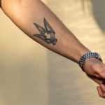 Тату с трезубцем и цветком на руке парня – 17.09.2020 – tatufoto.com 1