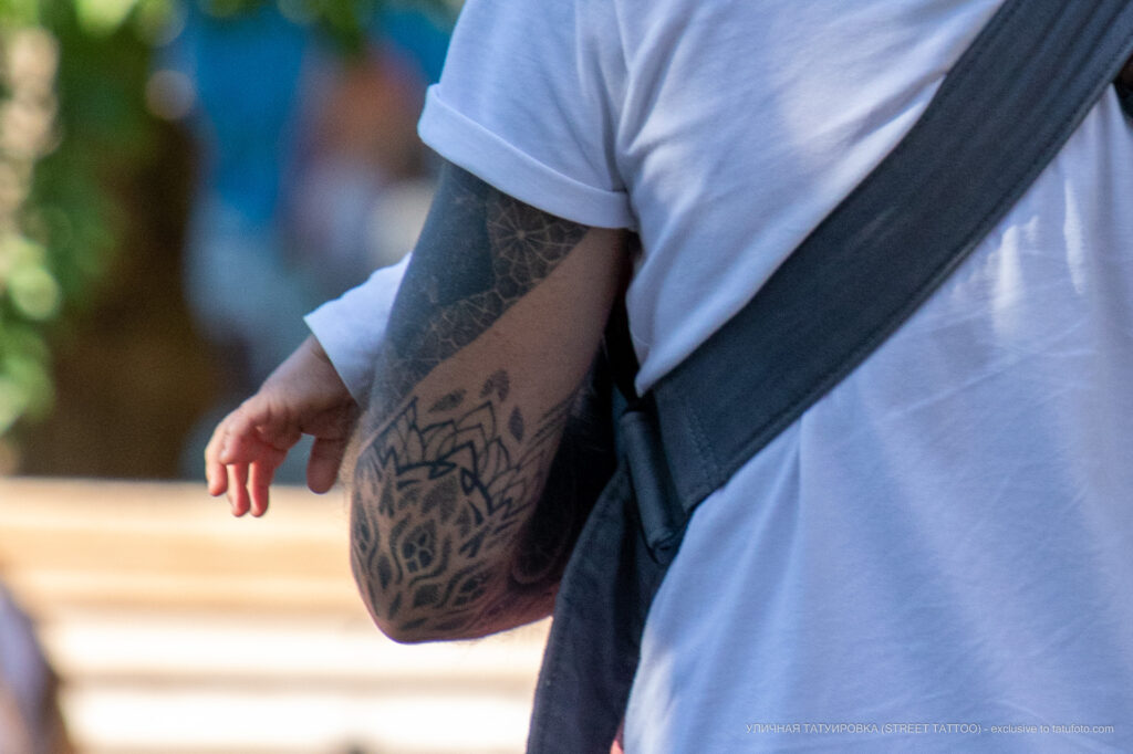 Тату с узорами на руке и локте мужчины – Уличная татуировка (street tattoo)-29.09.2020-tatufoto.com 3