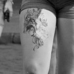Тату с цветами и оскалом тигра выше колена у девушки --Уличная тату-street tattoo-21.09.2020-tatufoto.com 4