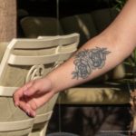 Тату с цветами на внутренней поверхности предплечья девушки --Уличная тату-street tattoo-21.09.2020-tatufoto.com 2