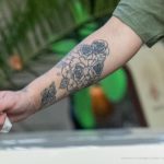Тату с цветами на предплечье правой руки девушки – 17.09.2020 – tatufoto.com 2