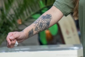 Тату с цветами на предплечье правой руки девушки – 17.09.2020 – tatufoto.com 2