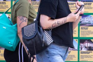 Фото тату на плече: минималистичный рисунок ветки с зелеными листьями, выполненный в технике тонких линий. Идеально для тех, кто ценит простоту и естественность.