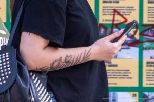Фото тату на предплечье: реалистичный рисунок букета из роз и листьев, выполненный в приглушенных тонах. Идеально для вдохновения и поиска идей для тату.
