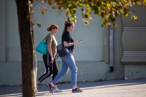 Фото татуировок на руке девушки, включающих изображение цветов и абстрактных узоров. Рисунок татуировки выполнен в ярких и красочных тонах.