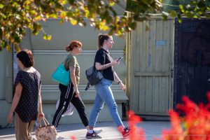 Фото татуировок на руке девушки, включающих изображение цветов и абстрактных узоров. Рисунок татуировки выполнен в ярких и красочных тонах.