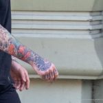 Тату с цветком и ветром на руке парня –Уличная татуировка (street tattoo)–22.09.2020–tatufoto.com 2