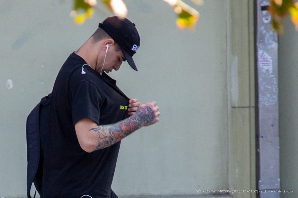 Тату с цветком и ветром на руке парня –Уличная татуировка (street tattoo)–22.09.2020–tatufoto.com 5
