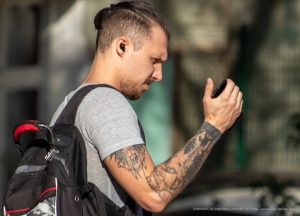 Фото тату на руке мужчины: рукав, выполненный в технике графики с использованием черных и серых оттенков. Изображены абстрактные формы и узоры.