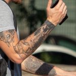 Тату с черепом животного и лесом на правой руке парня – 17.09.2020 – tatufoto.com 6