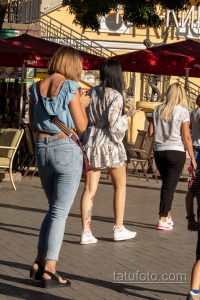 Фотография двух женщин, идущих по улице в летней одежде. Изображение демонстрирует модные тенденции и повседневный стиль.