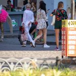 Фото татуировок на ногах женщины, сделанное в городской среде. Видны детализированные рисунки в стиле традишнл.