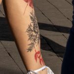 Тату с черно красными цветами внизу ноги девушки - Уличная татуировка 14.09.2020 – tatufoto.com 8