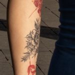 Тату с черно красными цветами внизу ноги девушки - Уличная татуировка 14.09.2020 – tatufoto.com 9