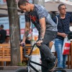 Тату с черным вороном и четыре черепа на руках парня на велосипеде – 17.09.2020 – tatufoto.com 2