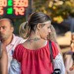 Фото тату маленького сердца на лопатке девушки, выполненного в минималистичном стиле. Изящный рисунок татуировки подчеркивает женственность и нежность.
