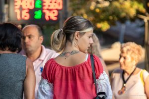Фото тату маленького сердца на лопатке девушки, выполненного в минималистичном стиле. Изящный рисунок татуировки подчеркивает женственность и нежность.