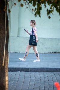 Фото тату на икре: черная татуировка с изображением летящей птицы. Минималистичный и элегантный дизайн для любителей свободы и полета.