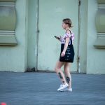 Фото тату на икре: черная татуировка с изображением летящей птицы. Минималистичный и элегантный дизайн для любителей свободы и полета.