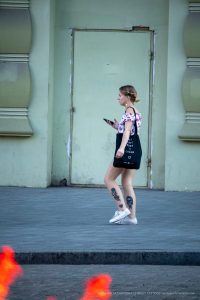 Фото тату на икре: черная татуировка с изображением летящей птицы. Минималистичный и элегантный дизайн для любителей свободы и полета.