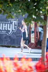 Фото небольшой татуировки на ноге девушки, изображающей сердце. Татуировка выполнена в черном цвете и выглядит очень нежно и романтично.