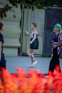 Фото татуировки на ноге девушки, сочетающей в себе цветочный мотив и абстрактные элементы. Татуировка выполнена в черном цвете и выглядит стильно и оригинально.